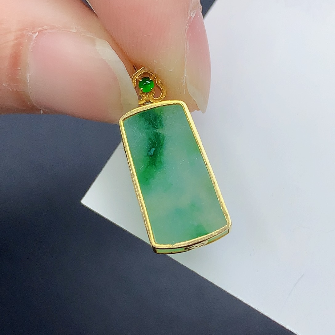 颈饰18K金镶嵌翡翠