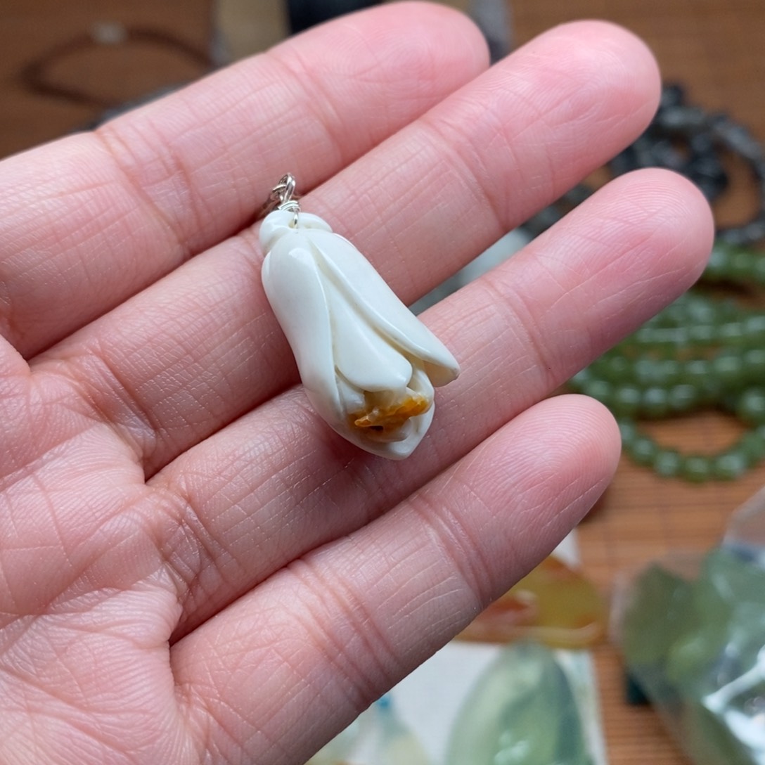 蛇纹石玉颈饰未镶嵌咸*宝