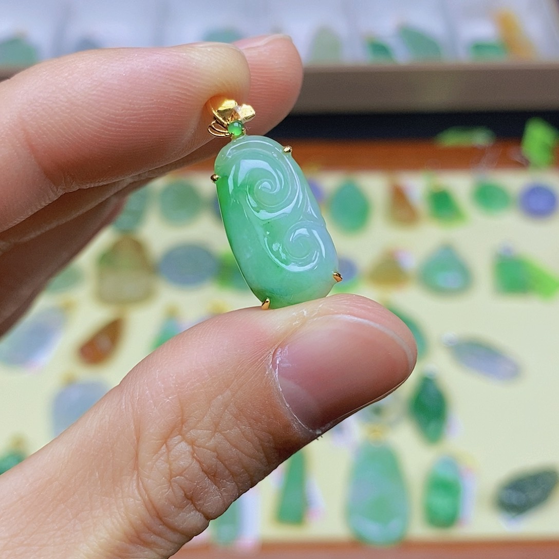 翡翠颈饰18K金镶嵌翡翠