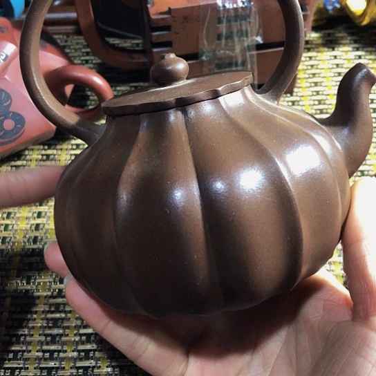 紫砂茶壶原矿泥料手工制作的紫砂壶。