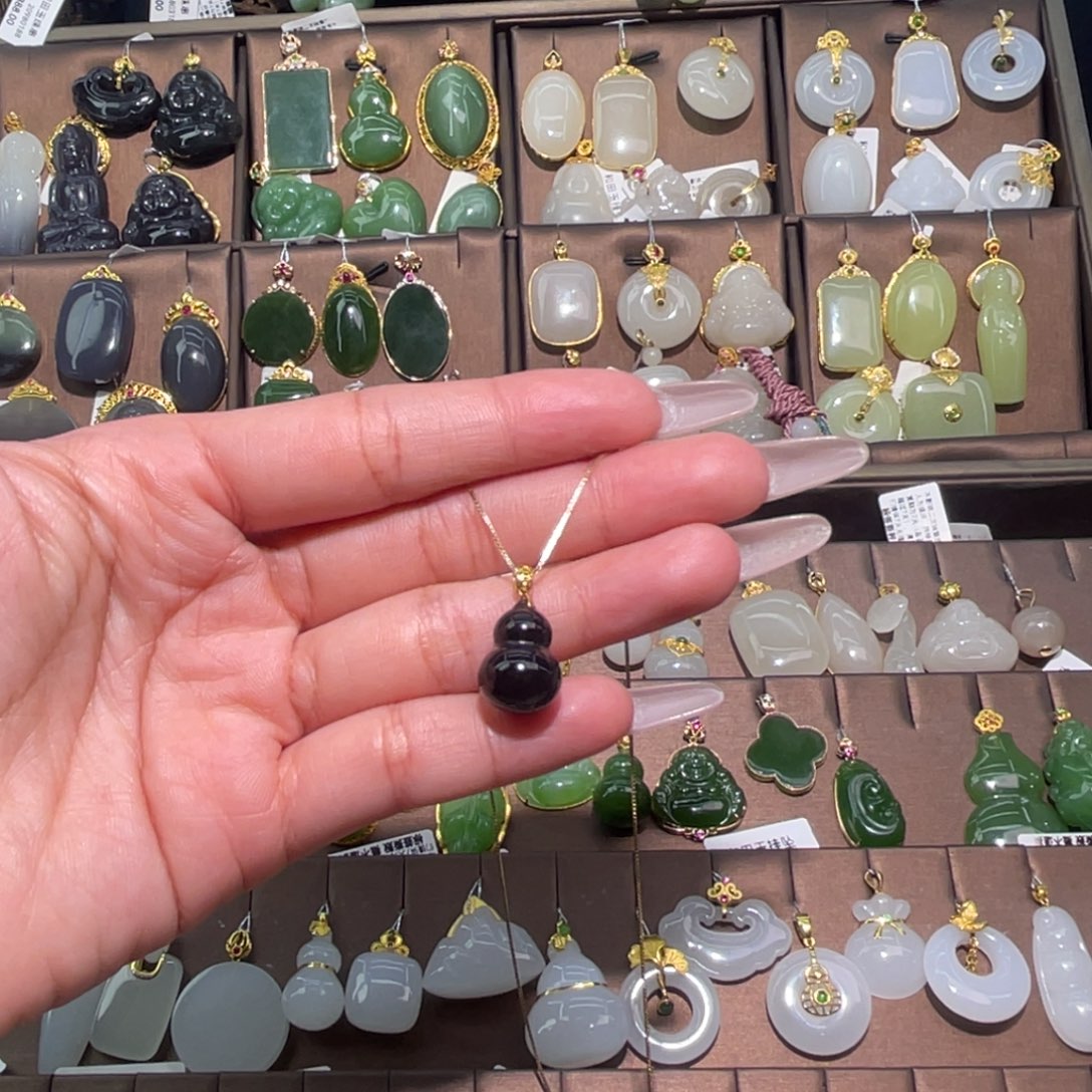 和田玉18K金镶嵌吊坠(赠链)