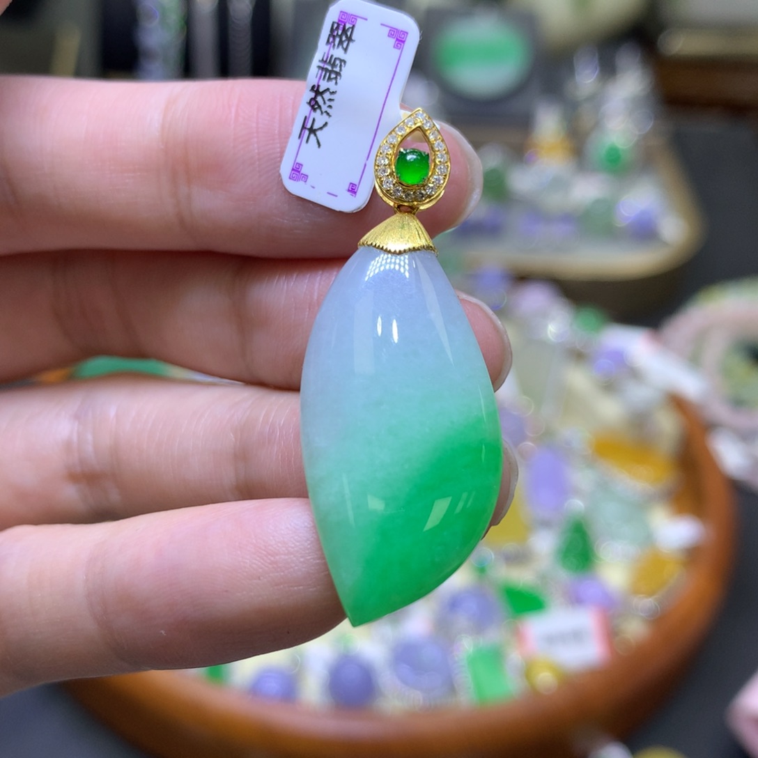 翡翠颈饰18K金镶嵌翡翠吊坠项链