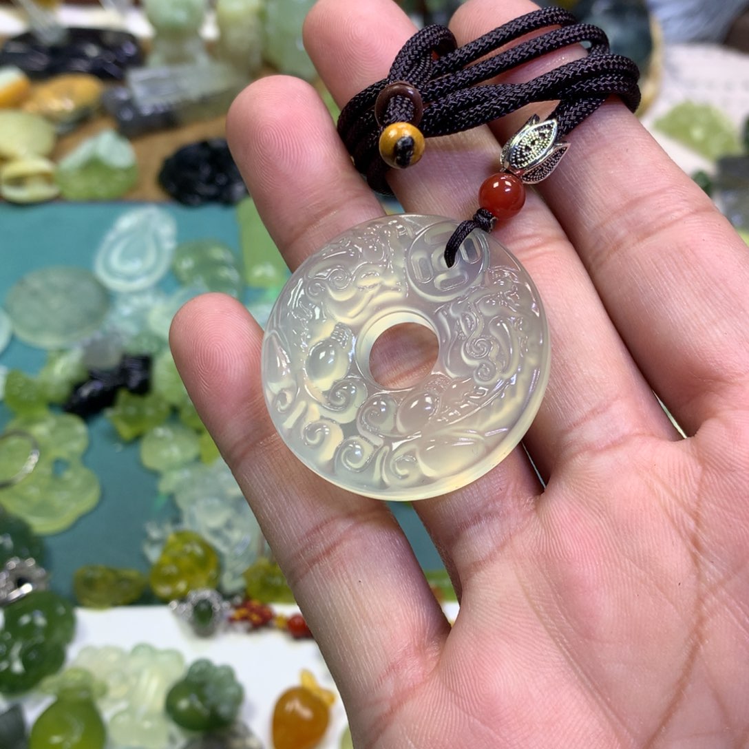 岫玉颈饰未镶嵌单面貔貅牌