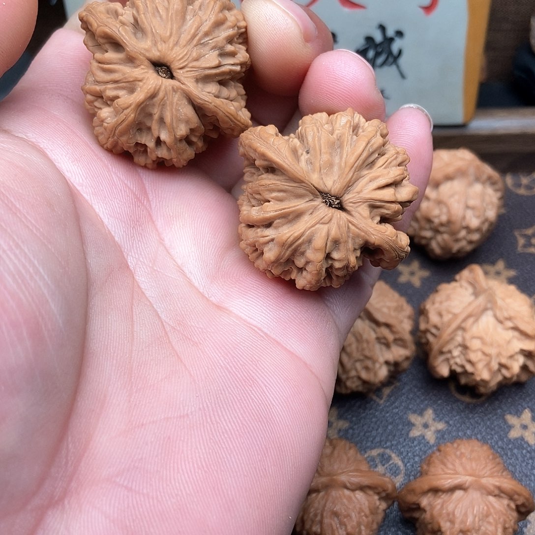 文玩核桃吊坠虎头