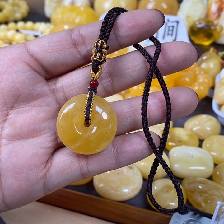 琥珀颈饰未镶嵌平安扣