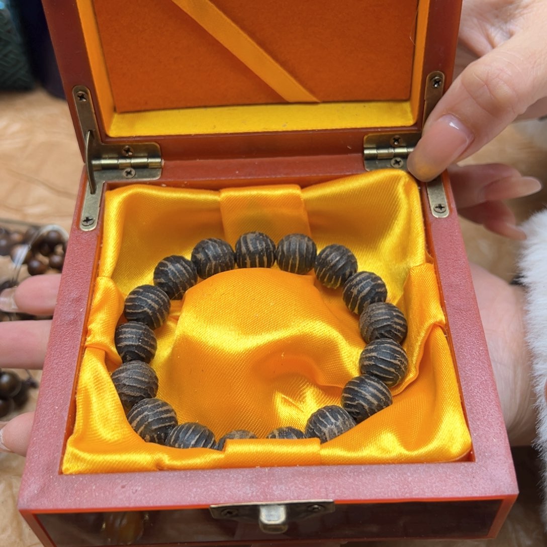 大叶紫檀（黑酸枝木类）