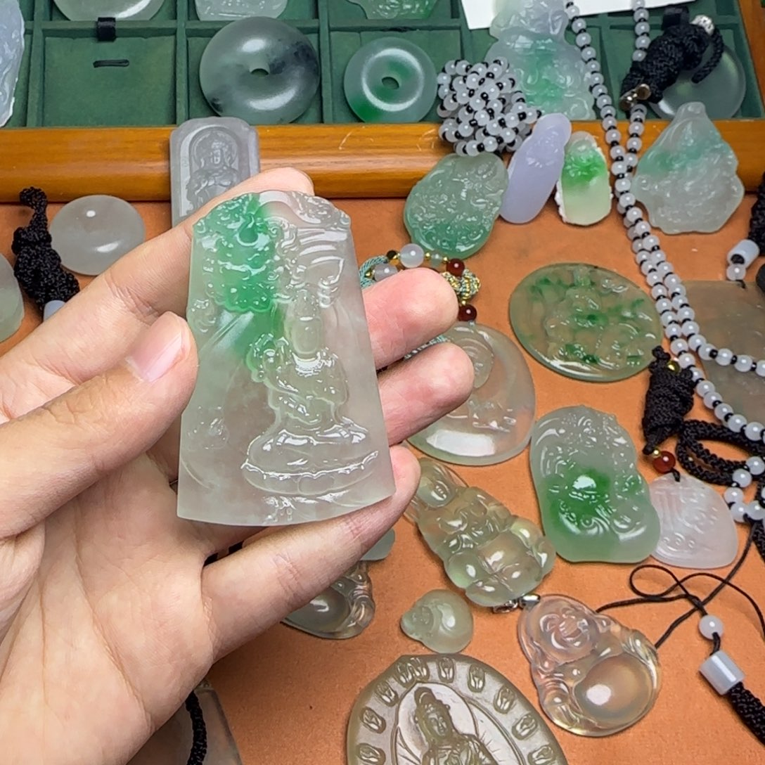 翡翠未镶嵌颈饰大势至