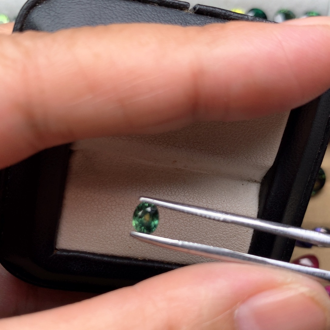 蓝宝石裸石未镶嵌