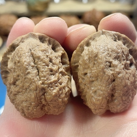 文玩核桃把件合十印带彩磕尖38