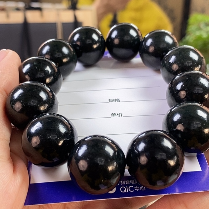 太***着和田玉未镶嵌手链