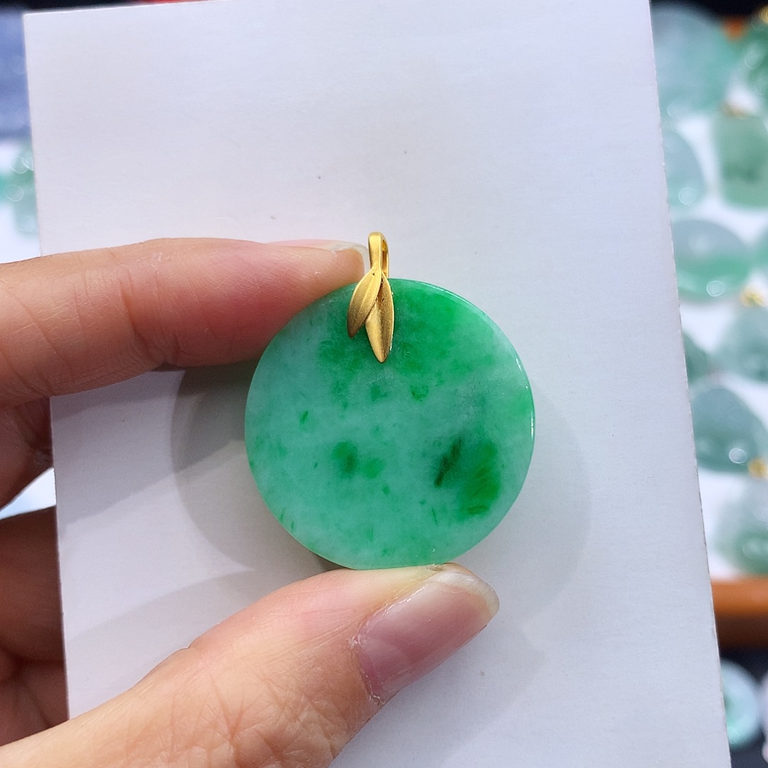 翡翠18K金镶嵌颈饰翡翠吊坠