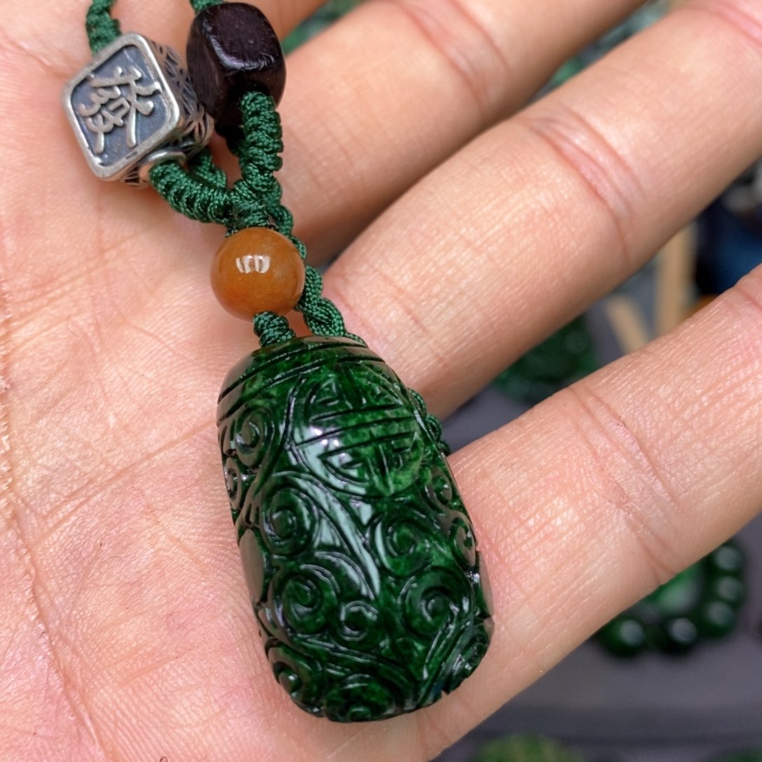 翡翠颈饰未镶嵌漂亮美眉