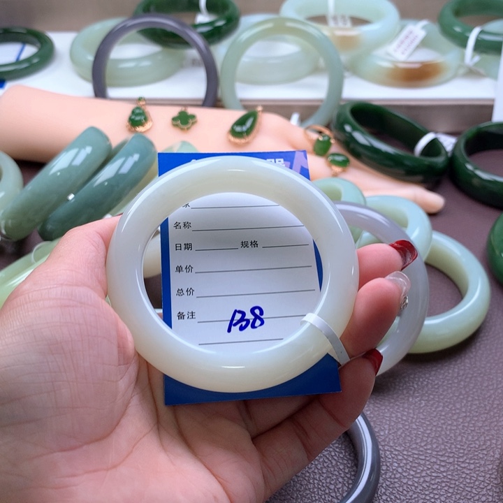 和田玉手镯57有点微棉结构未镶嵌