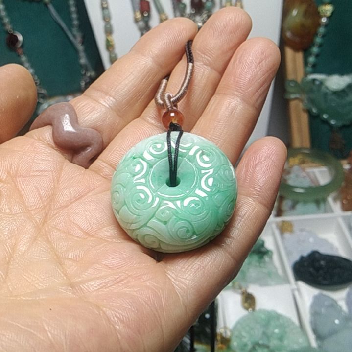 翡翠吊坠(赠链)未镶嵌