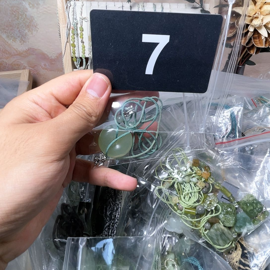 蛇纹石玉颈饰合金假***?