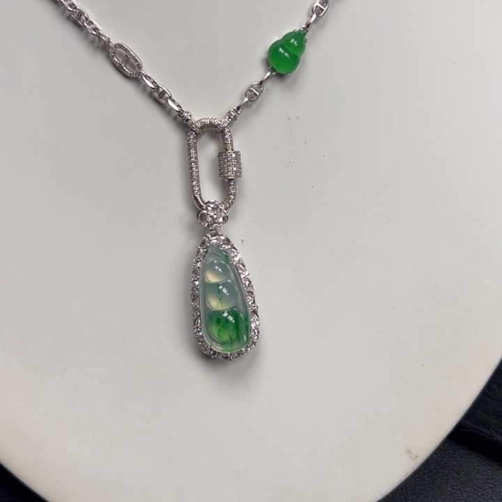 翡翠18K金镶嵌颈饰豆