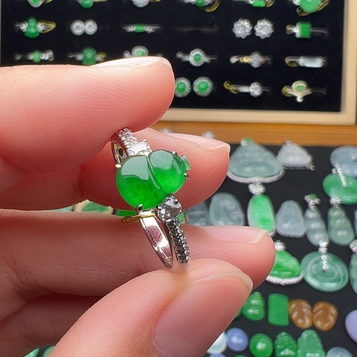 翡翠18K金镶嵌颈饰戒指