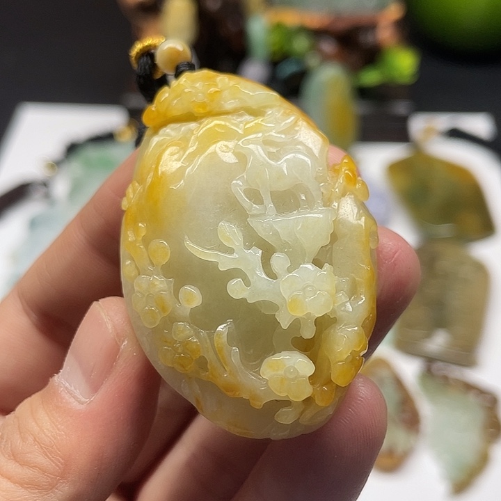 翡翠未镶嵌颈饰鹿牌