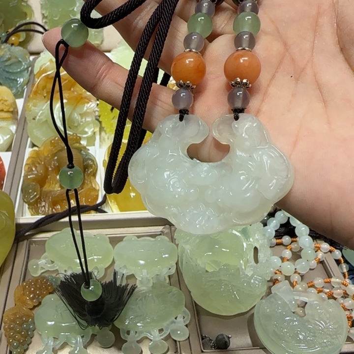 蛇纹石玉吊坠未镶嵌