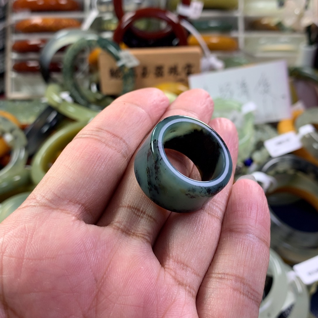 蛇纹石玉戒圈未镶嵌