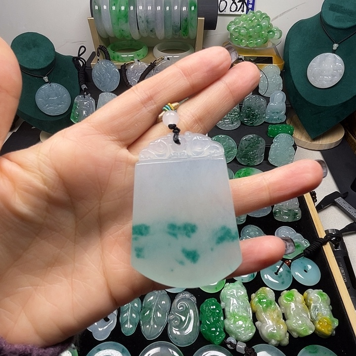 翡翠未镶嵌颈饰无事牌