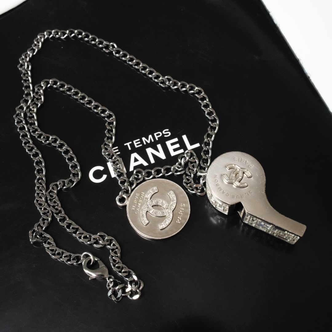 Chanel 哨子吊坠项链