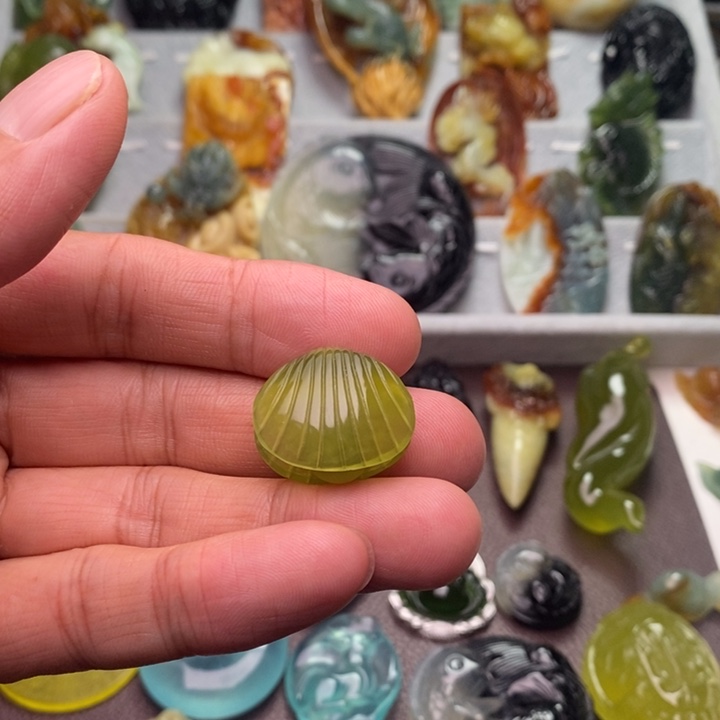 大***手未镶嵌蛇纹石玉颈饰