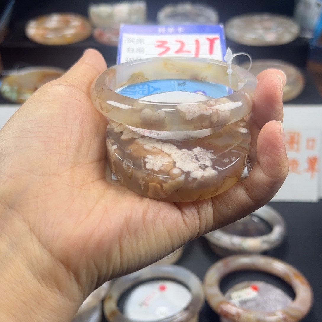 皮***虾未镶嵌手镯石英质玉