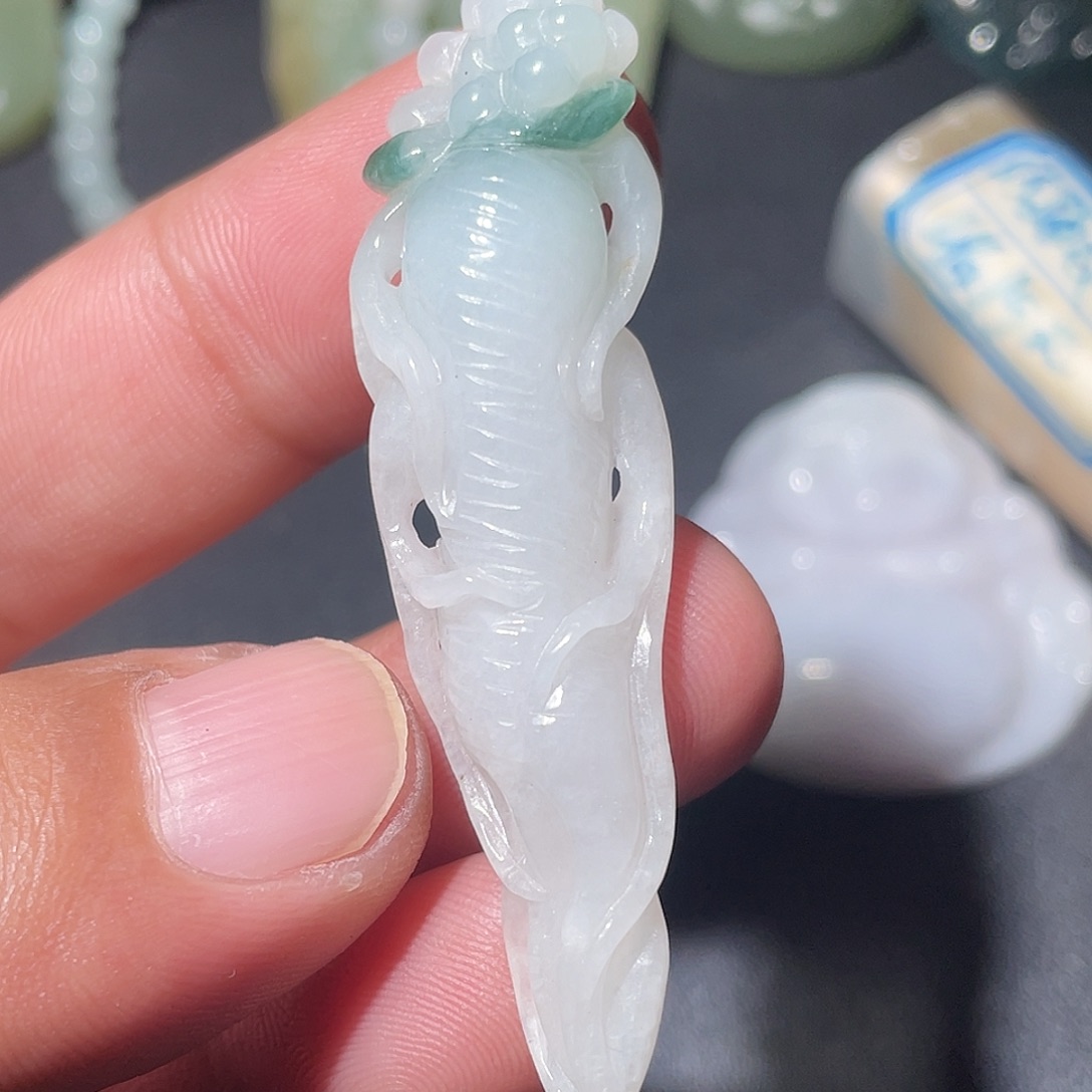 翡翠未镶嵌颈饰人参