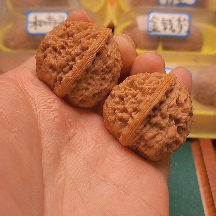 文玩核桃把件边36肚38红皮水龙纹