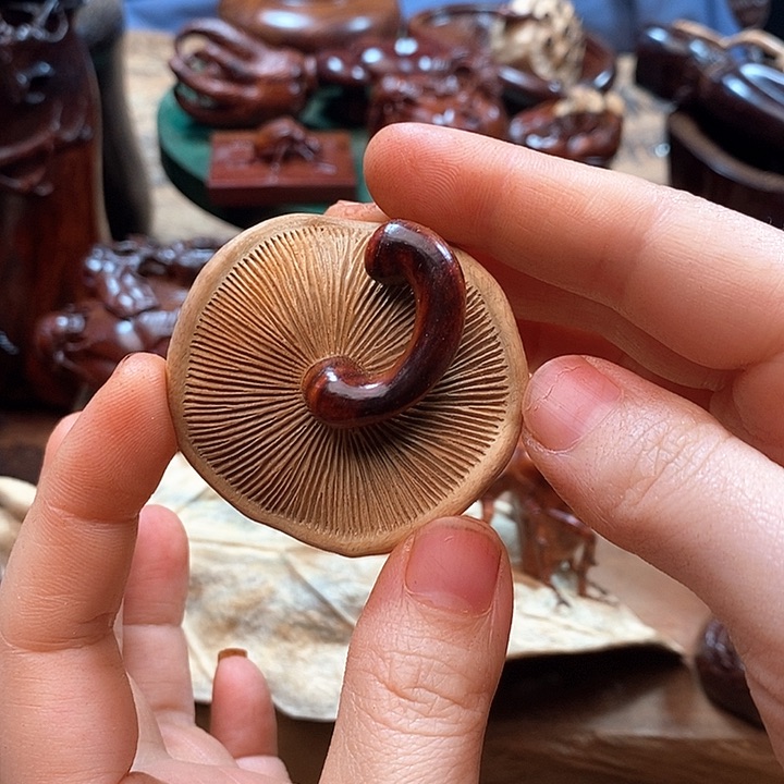 檀香紫檀（小叶紫檀）：****: