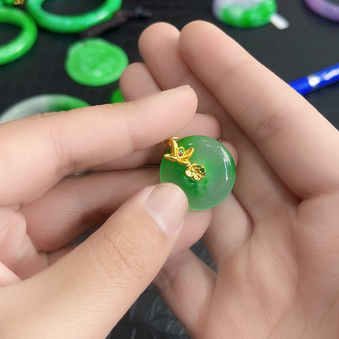 翡翠手镯未镶嵌多样性