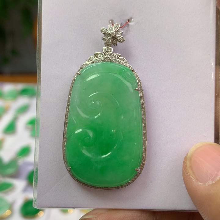 翡翠颈饰18K金镶嵌翡翠