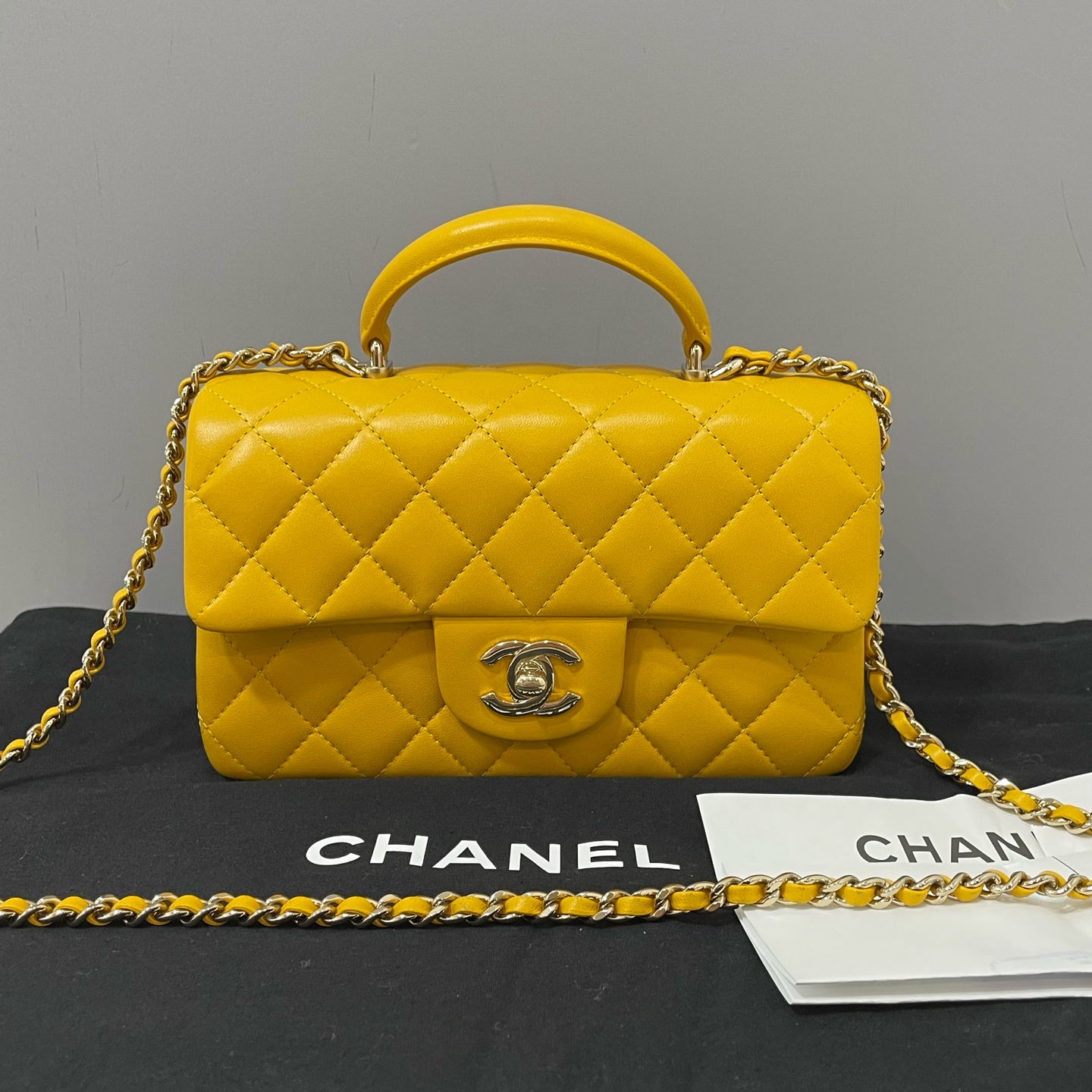 99新 Chanel/香奈儿 /奈手柄大mini/淡金扣/羊皮深黄色/芯片款Y