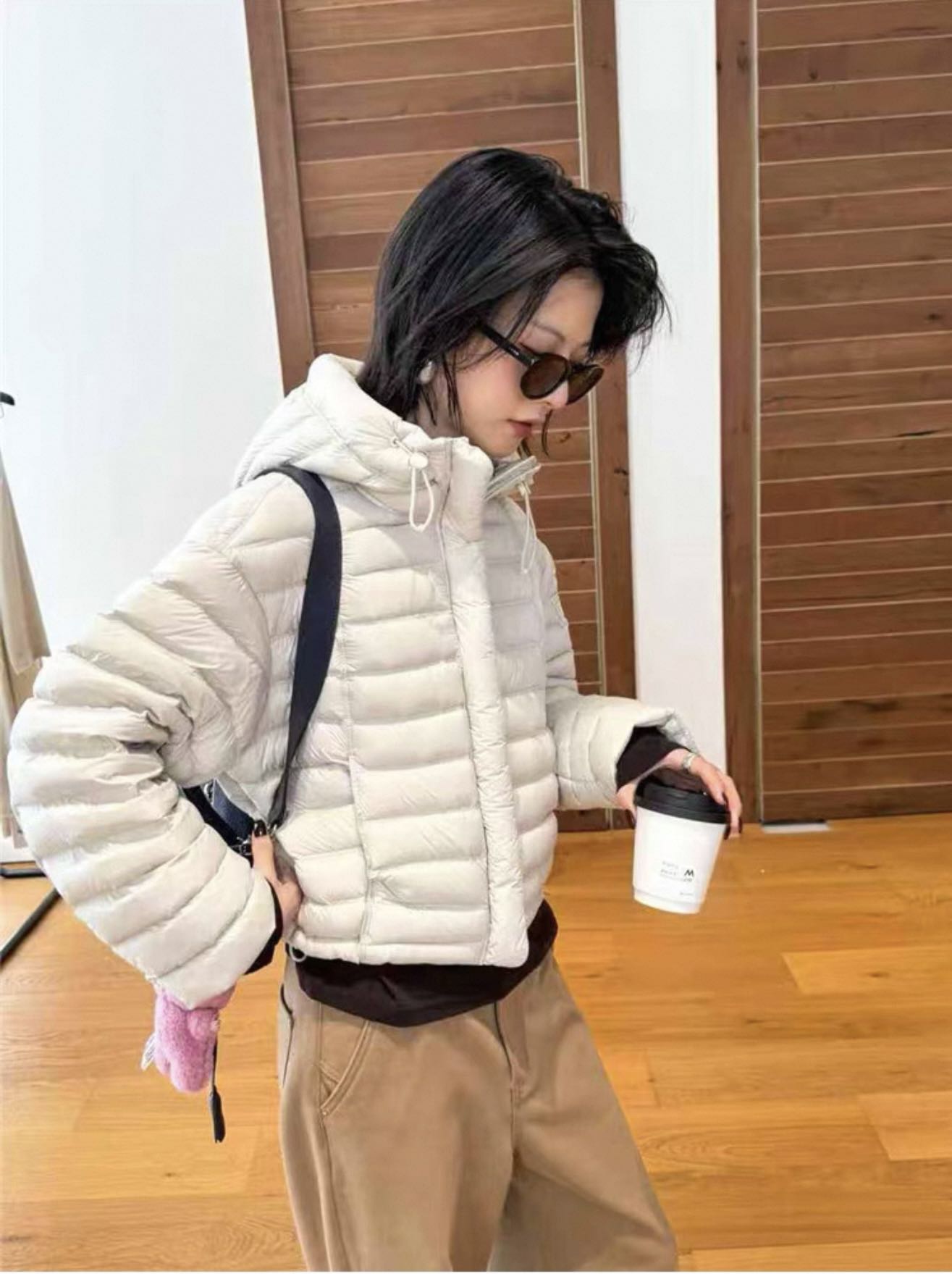 极简风短款复古港风女连帽简约保暖女款百搭排骨款轻薄羽绒服女
