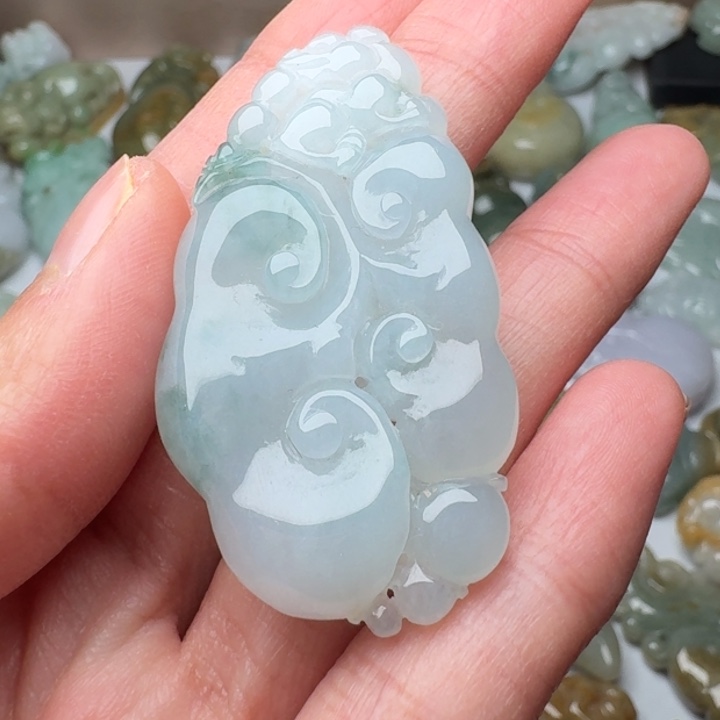 翡翠未镶嵌颈饰冰胶如意