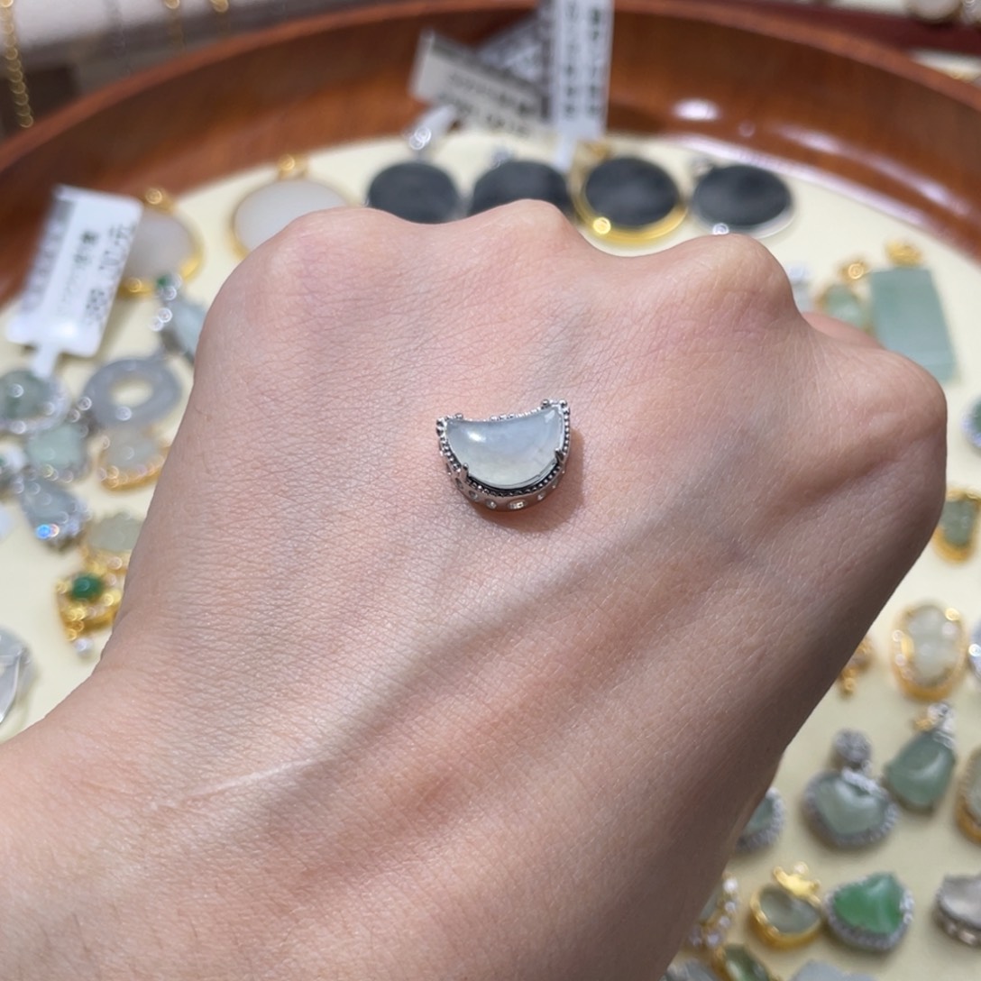 翡翠未镶嵌颈饰月亮路路通