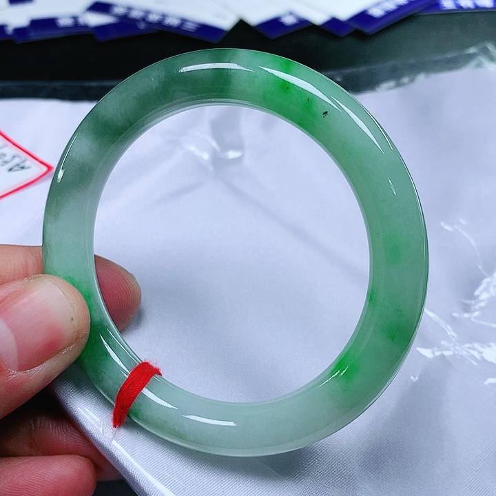 翡翠手镯未镶嵌翡翠手镯未镶嵌