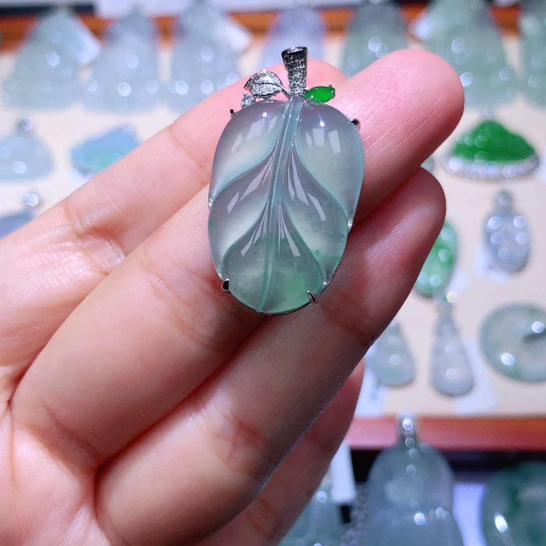 颈饰18K金镶嵌翡翠叶子