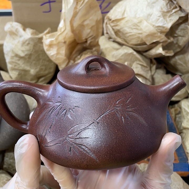 茶壶紫砂矿泥料手工制作的一把紫砂壶。