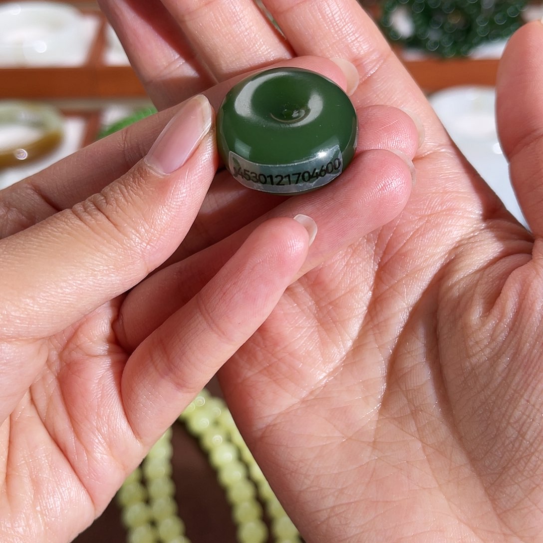 庸***丶和田玉未镶嵌颈饰