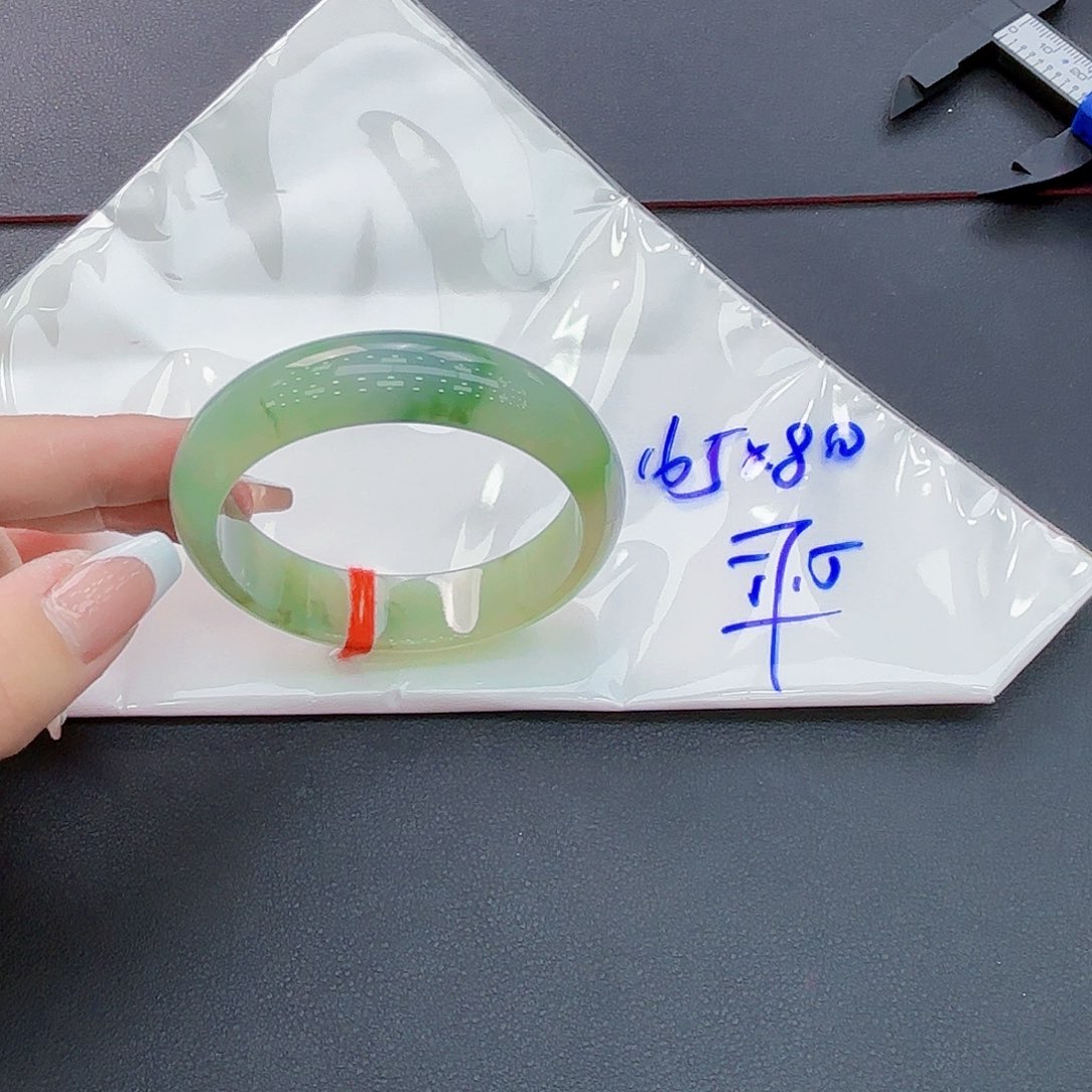 翡翠手镯未镶嵌手镯