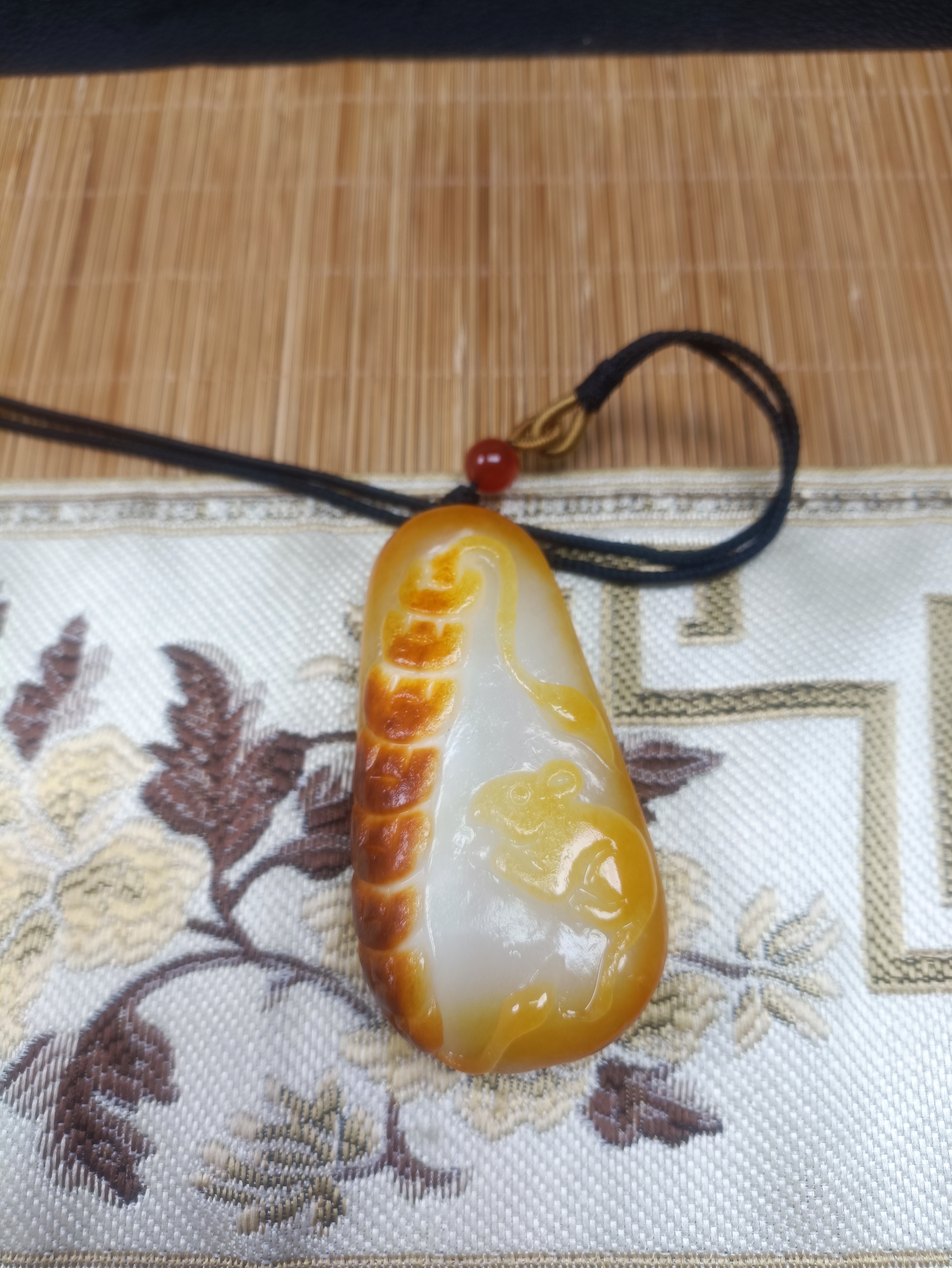 新疆和田玉俏色巧雕属你有钱手把件114克