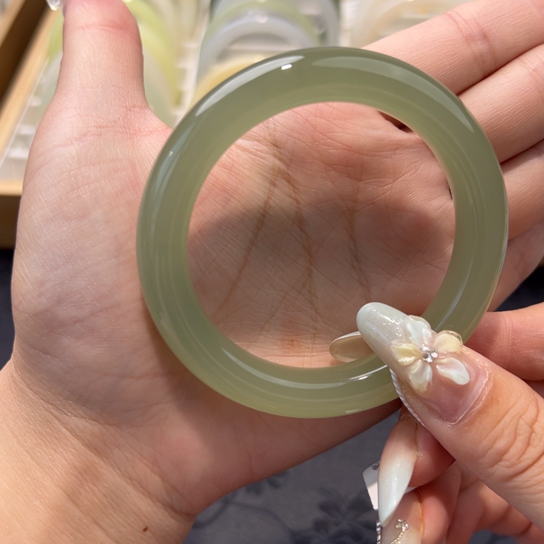 和田玉手镯未镶嵌有纹 万元品质