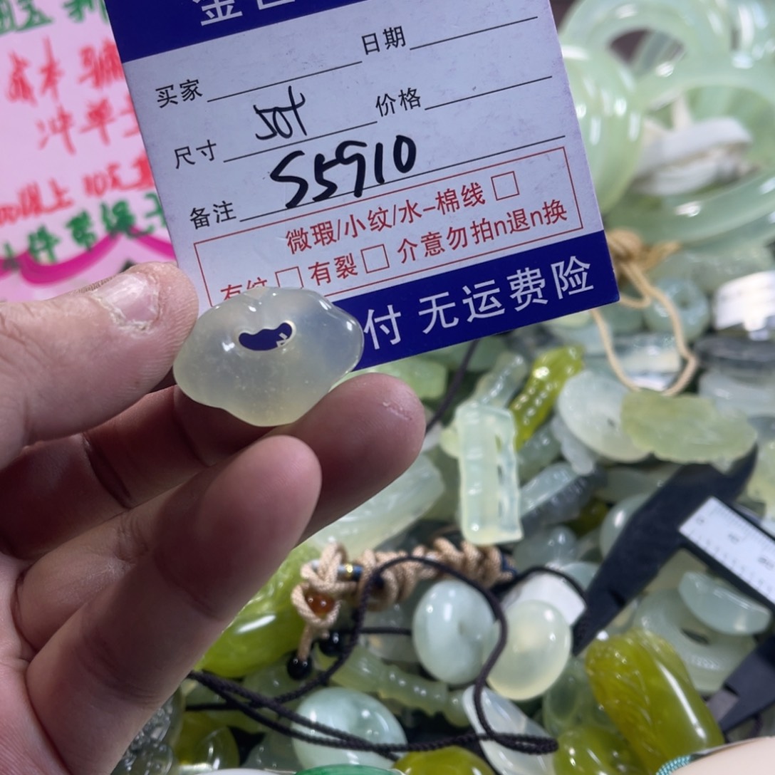 蛇纹石玉颈饰未镶嵌