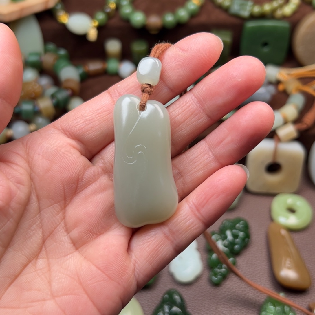 遥***期和田玉未镶嵌颈饰