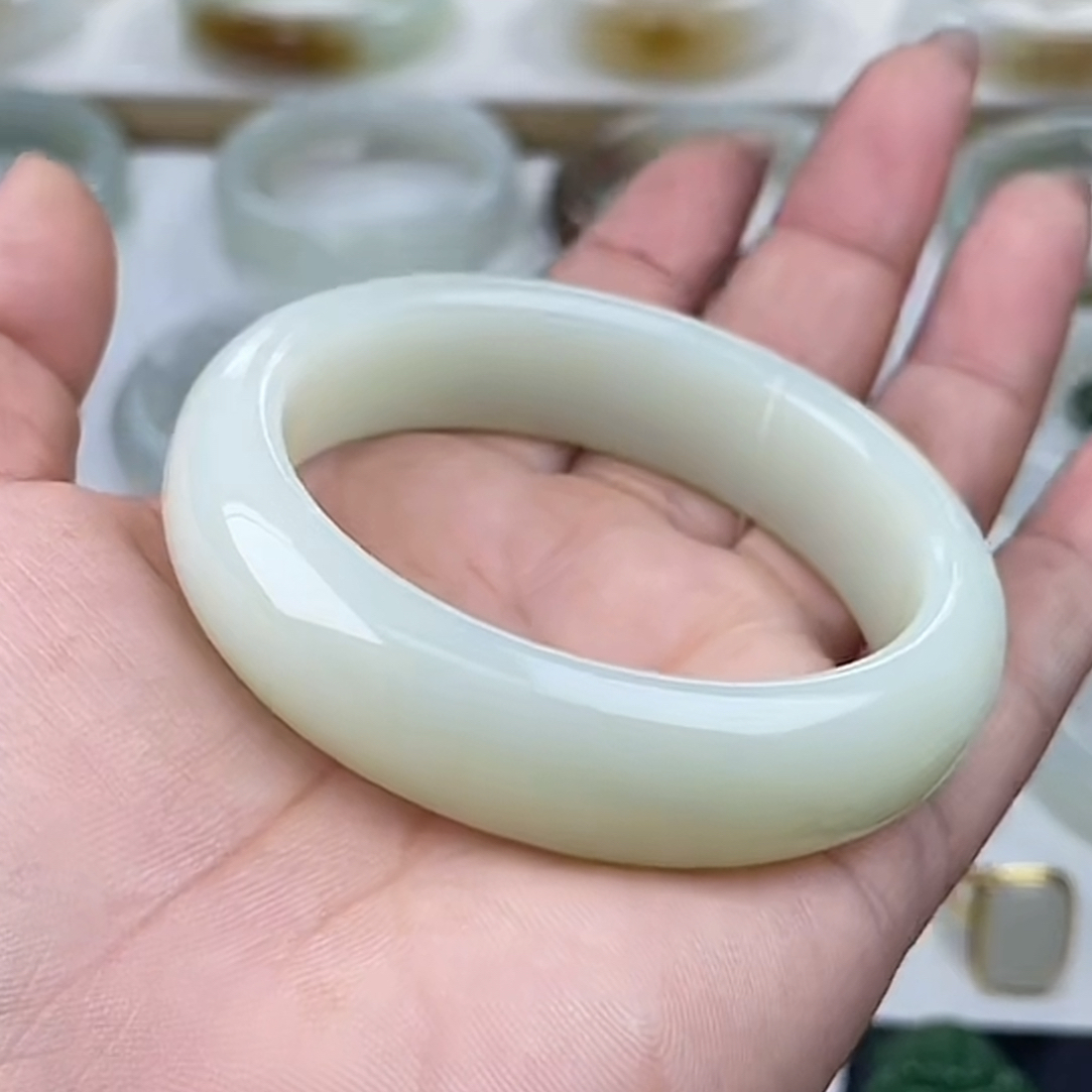精品和田玉宽版手镯