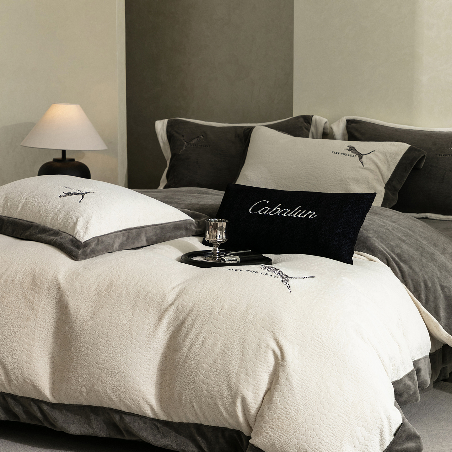 高档拼角绣花牛奶绒四件套冬季轻奢高级感珊瑚绒被套A类防静电1.8