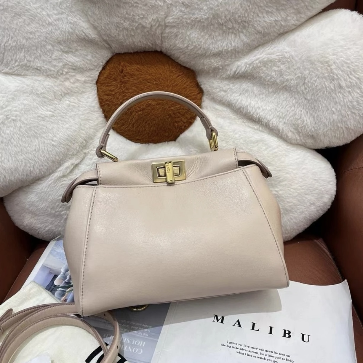 95新 FENDI/芬迪 7姐场/淡粉色peekaboo 手袋 斜挎包