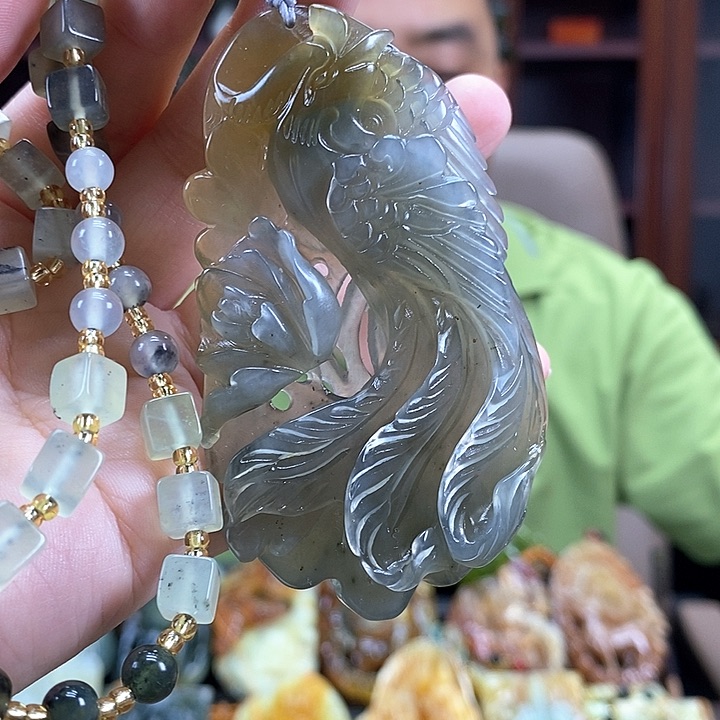 蛇纹石玉未镶嵌颈饰